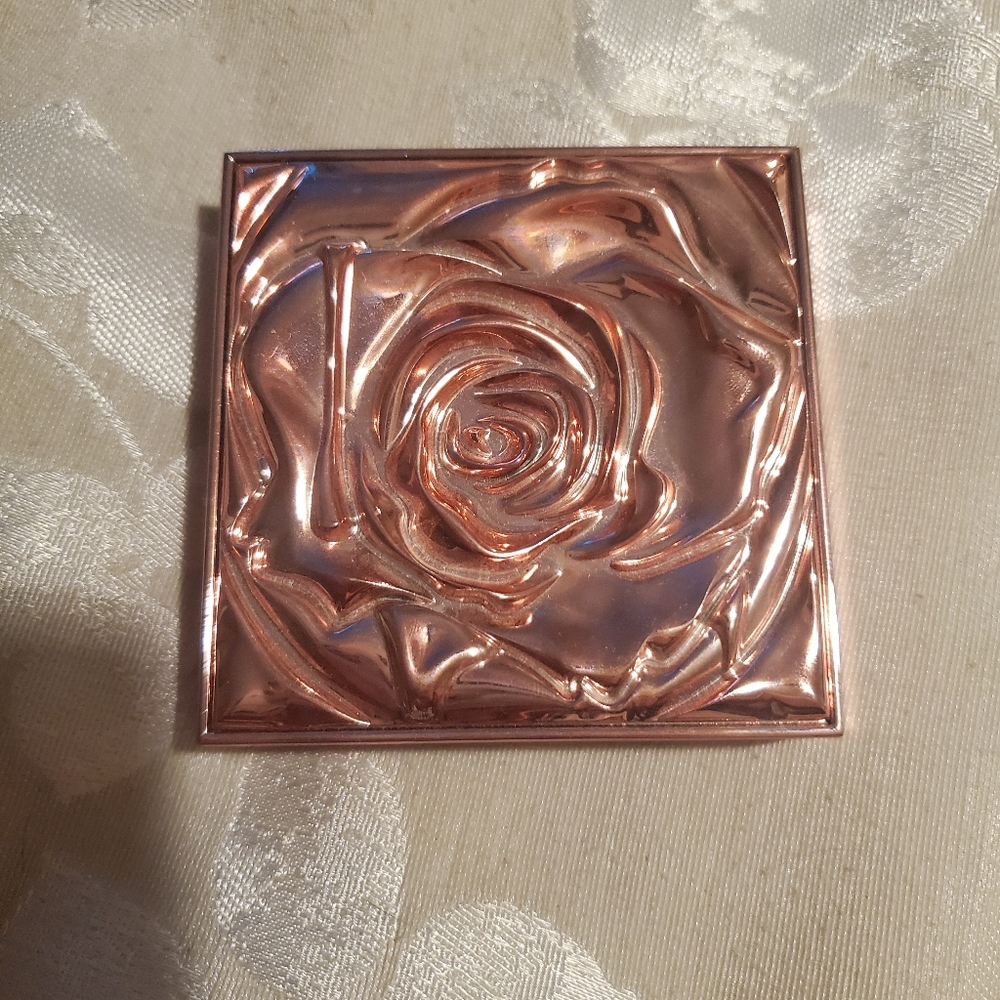 Smashbox x Vlada highlighter